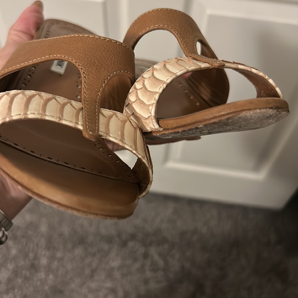 Manolo BLahnik tan size 37.5 great condition open toe mule w crock embossed - Picture 4 of 7